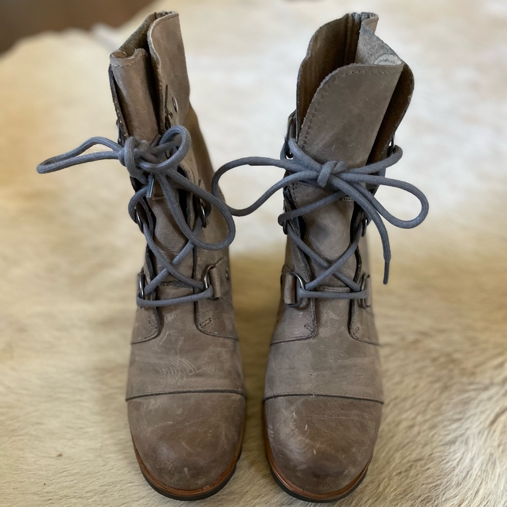 Sorel womens brown/gray wedge boots - size 8.5